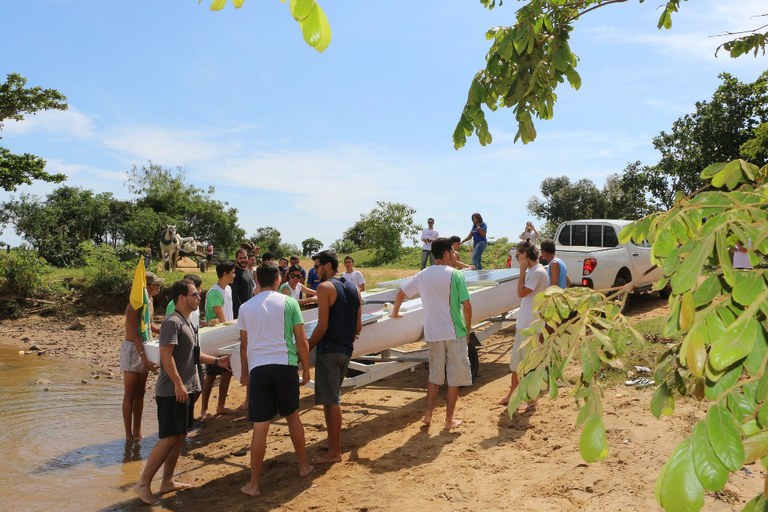 Campus São João da Barra lança barco movido à energia solar