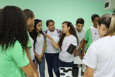 Estudantes durante apresentação na sala de Física e Fotografia