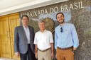 Professores David Costa (IFF) e Silva Neto (UERJ) realizam reunião na Embaixada Brasileira no Chipre