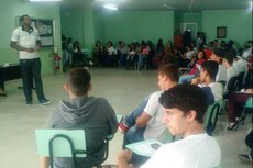 Valdeir durante apresentação de suas propostas para os alunos 