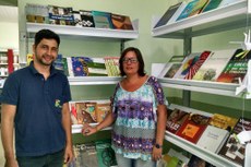 Bibliotecária Lília e o auxiliar de biblioteca Vinícius Ferreira