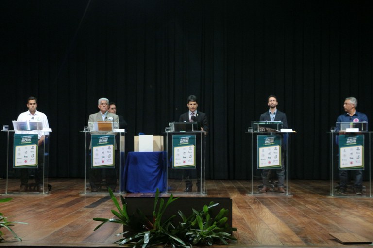 Candidatos a prefeito participam de debate promovido pelo Fidesc