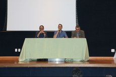 Ao lado de Carlos Artur (centro), os palestrantes Antonio (à esquerda) e Andrei (à direita).