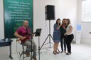 O servidor Fábio Carvalho acompanhado, nos vocais, por Aline Naked, Helena e Taís Castro