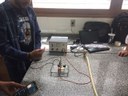 Experimento demonstrativo sobre princípio do funcionamento de um motor elétrico.