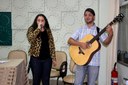 Os servidores Sara Marques e Júlio Barroso durante participação musical