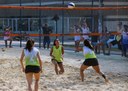 A dupla Júlia e Laura, do Campus Cabo Frio, conquistando o ouro no Vôlei de Praia 