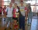 Tamara, capitã do vôlei femininodo Campus Centro, recebendo o troféu