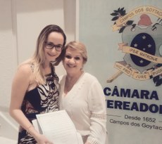 Professora de Libras em homenagem na Câmara de Vereadores.