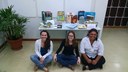 A bibliotecária Viviane Ribeiro (ao centro) com Samara Correa, auxiliar de biblioteca do campus Itaperuna (à esquerda) e Flávia de Souza Martins.