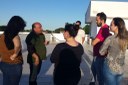 Servidores durante a parte prática da oficina, no terraço do Centro de Referência