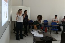 As professoras Valéria e Cassiana apresentaram as metodologias de ensino. A aula foi expositiva e também teve dinâmica em grupo.