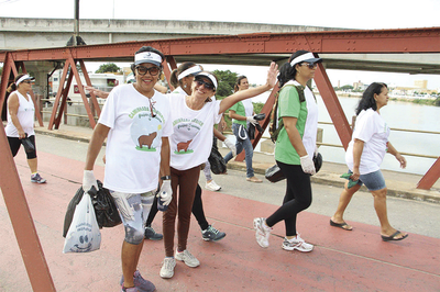 Participantes do Projeto Vitalidade na caminhada ambiental promovida pelo Projeto Capivara.