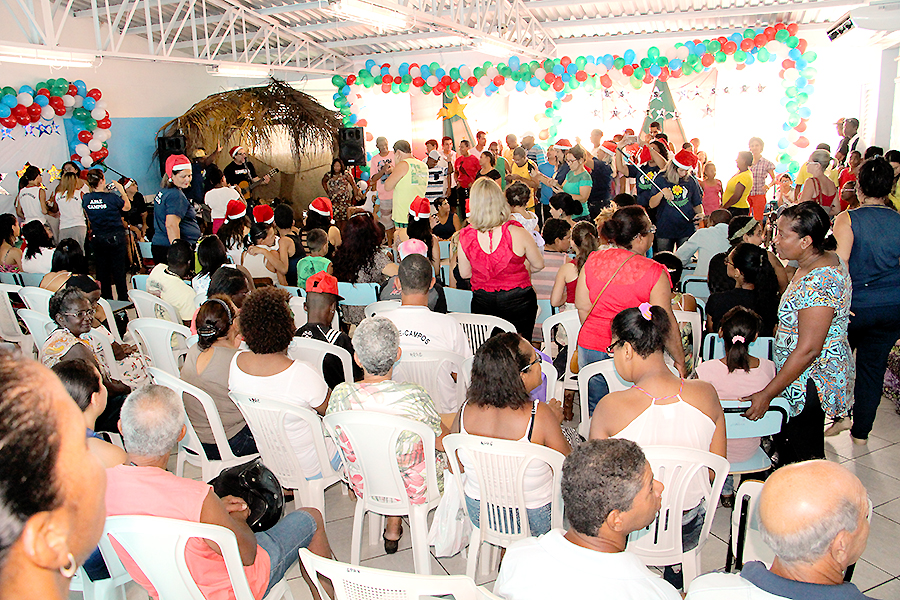 Servidores entregam brinquedos arrecadados para crianças da Apae