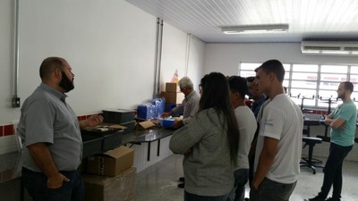 A entrega dos equipamentos de Ciências foi acompanha pelo Grêmio Estudantil e a empresa fornecedora fez uma demonstração para os estudantes.