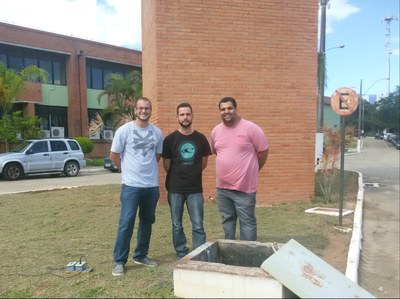 Servidores Gabriel Rocha, Danilo Barcelos e Leandro Viana em frente ao castelo d'água do Campus Macaé.