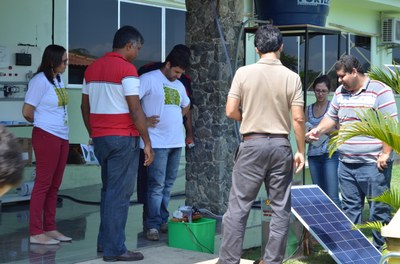 Exposição de painel para demonstrar funcionamento do sistema de energia solar em Itaperuna, durante Semana Acadêmica.