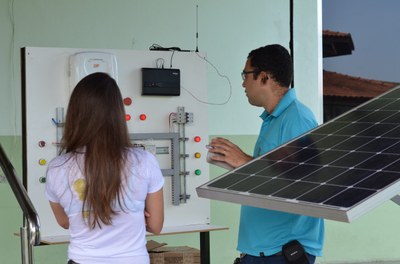 Exposição de painel para demonstrar funcionamento do sistema de energia solar em Itaperuna, durante Semana Acadêmica.