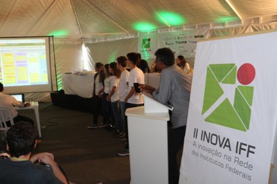 Apresentação de estudantes durante o Desafio Inova IFF, em 2015.