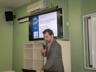 Rodrigo durante apresentação no I Inova IFF, em 2013.