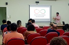 Bruno Jardim fala sobre a Curricularização da Extensão para servidores do Campus Guarus (Foto: Divulgação/IFF)