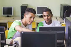 Em pouco minutos, servidores e estudantes podem responder ao questionário que avalia os diversos aspectos da instituição (Foto: Mayhara Barcelos)