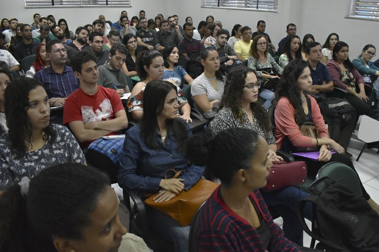 Candidatos aprovados em concursos públicos se apresentam no IFF