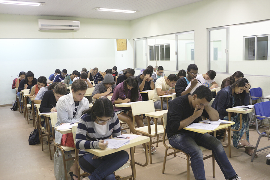 Candidatos fazem prova para ingresso nos cursos do IFF neste domingo