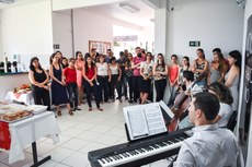 Confraternização de Natal foi realizada no hall do prédio da Reitoria. / Foto: Mayhara Barcelos.