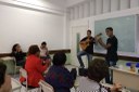 Apresentação musical com dois integrantes da Orquestra de Violões do IFF.