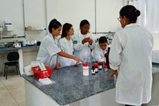 Estudantes de Química no Laboratório de Análises Químicas e Agroambientais (Laqua) do Campus Itaperuna 