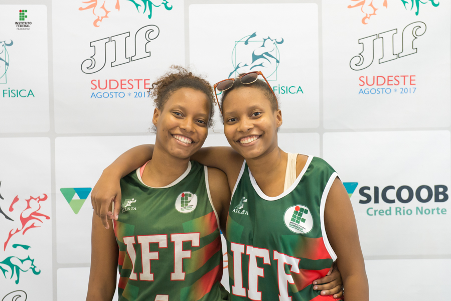 As gêmeas do Basquete do IFF: Victória e Karoline