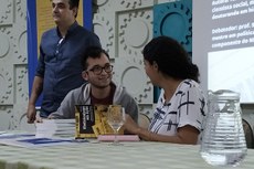 Tanize Costa autografa livro do estudante da Licenciatura em Letras, do Campus Centro, Matteus Gomes