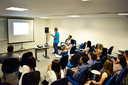 Professor Breno Terra durante apresentação oral das pesquisas do Mestrado em Ensino e suas Tecnologias