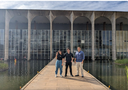 Da esquerda para a direita: Liz, Gustavo e Iago em frente ao Palácio do Itamaraty, em Brasília.