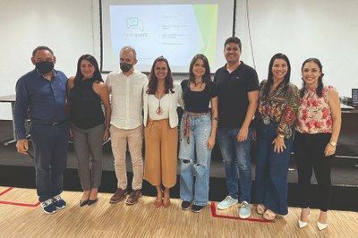 Grupo de trabalho com gestores e servidores durante visita ao Campus Quissamã