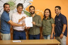 Assinatura ocorreu na sede da Reserva, em Iquipari/SJB. Da esquerda para a direita: Caio Cunha, gerente de relações portuárias e Reserva Caruara; Jefferson Manhães, reitor do IFF; Paulo Vidal, diretor do IFF SJB; Priscila Pessanha, coord. de Relacionamento com a Comunidade da Caruara; Daniel Nascimento, gestor e responsável Técnico da Reserva. (Foto: Leonardo Berenger)