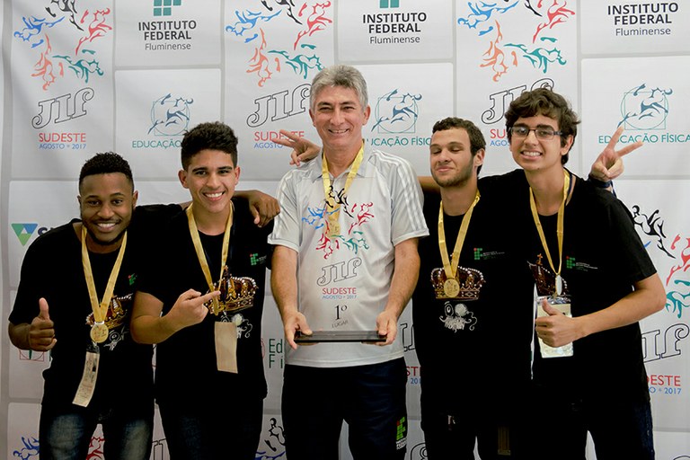 Equipe de ouro do IFF com o treinador Samuel Queiroz