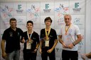 Flávio e Gabriel recebem premiação pela dobradinha no masculino individual de xadrez
