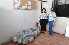 A servidora Thaís Almeida (à esquerda) e a diretora de Proteção Social Básica da Prefeitura de Campos, Cristiana Versiani, durante entrega das doações