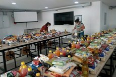 A manipulação e entrega de kits de alimentos para os estudantes está entre as atividades presenciais essenciais (Foto: Ascom Campus Itaperuna)