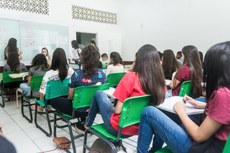 Prova da 1.ª fase será aplicada no dia 17 de maio (Foto: Mayhara Barcelos) - (#pracegover: imagem com estudantes em sala de aula durante realização de prova). 