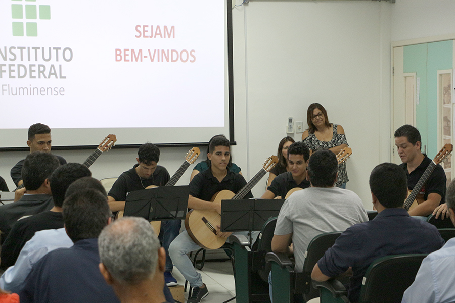 IFF realiza posse coletiva de novos professores