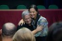 Carlos Boynard homenageia servidora Letícia em cerimônia de posse (Foto: Rodrigo Otal)