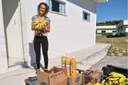 A nutricionista Débora Santos, do Campus Cabo Frio, recebe a entrega de alimentos para a merenda (Foto: Divulgação IFF).