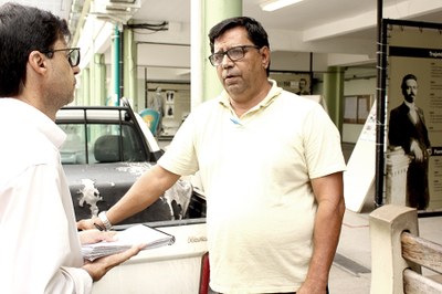 Pequeno produtor Marcos Marins faz entrega semanal de queijos no Campus Campos Centro (Foto: Divulgação IFF)