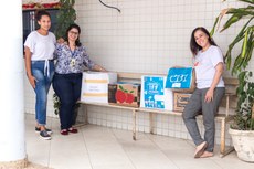 Servidora Thaís Almeida (de blusa estampada) entrega doações no Hospital João Viana (Fotos: Mayhara Barcellos) 