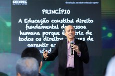 Naomar Almeida falou sobre os desafios da globalização. (Gildo Júnior - IFRR)