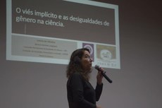 Pesquisadora aborda a desigualdade de gênero no encerramento do evento (Foto: Tiago Quintes/IFF).