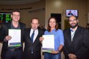 Da esquerda para a direita: Túlio; Fred Machado, presidente da Câmara; Adriana Crespo, da TEC Campos, representando Alline, e Henrique da Hora.